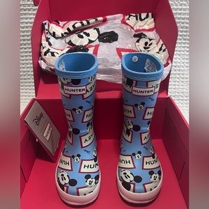 Disney Hunter Mickey Mouse boots! Toddler size